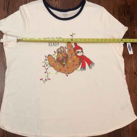Old Navy EveryWear Christmas Graphic Plus-Size Tee - Picture 4 of 8